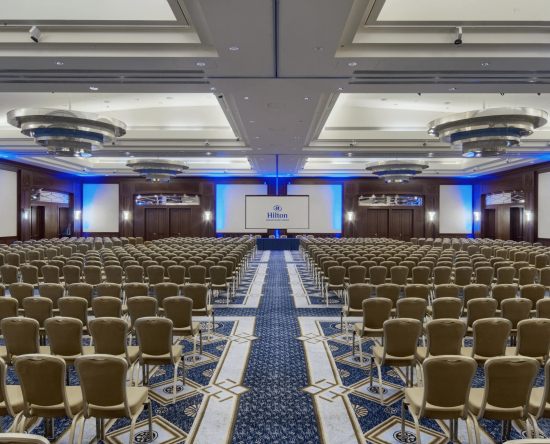 Sala de reunião grande preparada para um evento com cadeiras